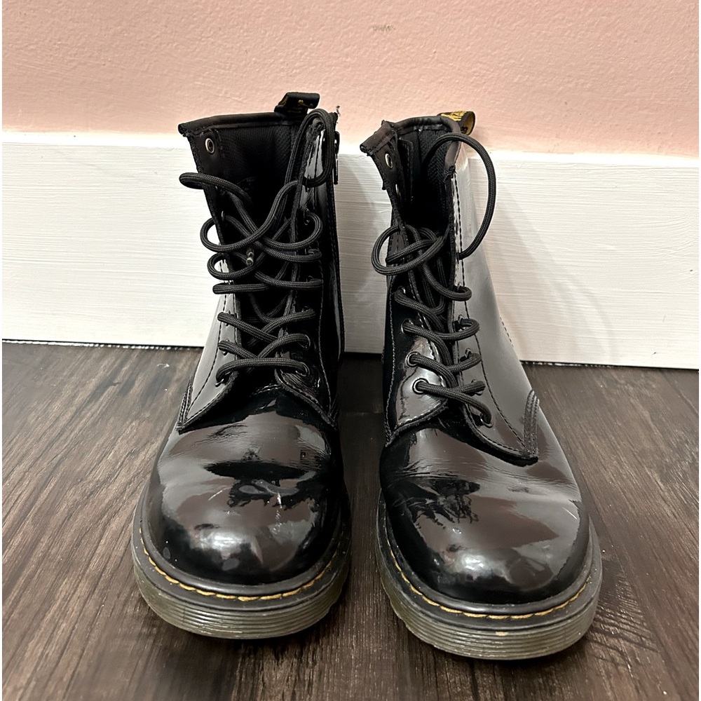 BARELY WORN DOC MARTENS SIZE 5